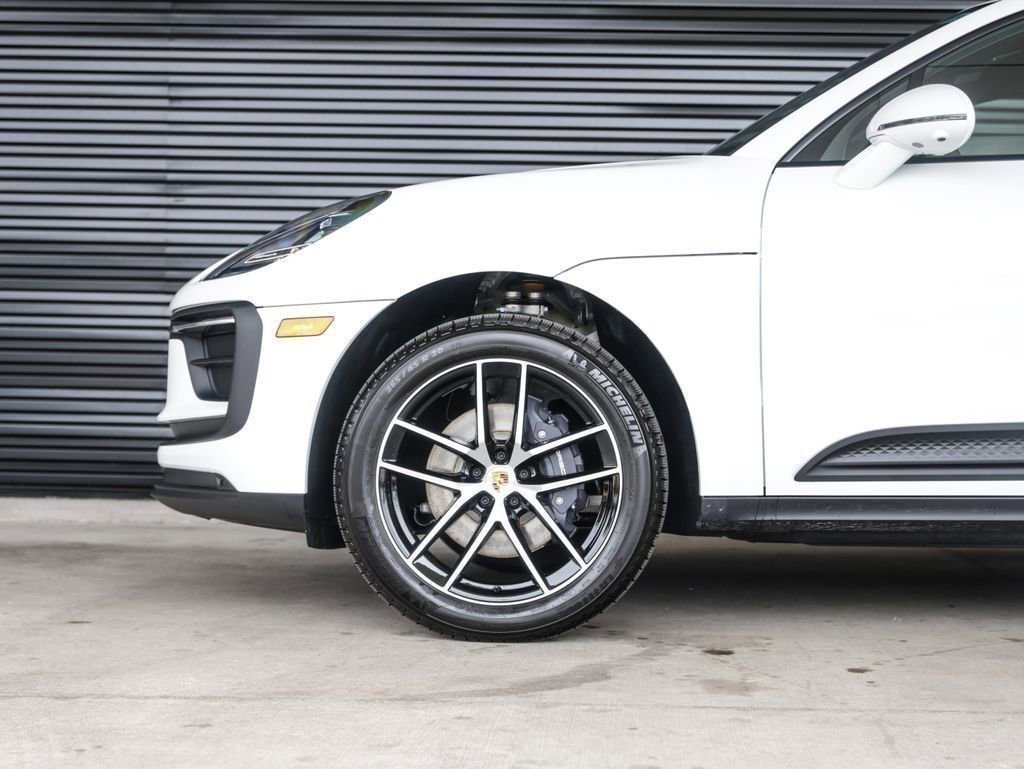 Certified 2025 Porsche Macan image 13