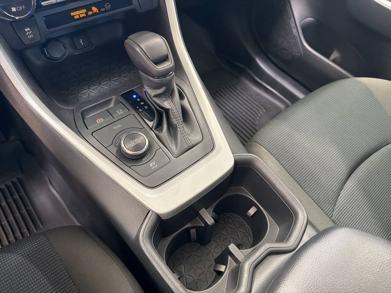 Used 2022 Toyota RAV4 LE AWD/4WD image 9