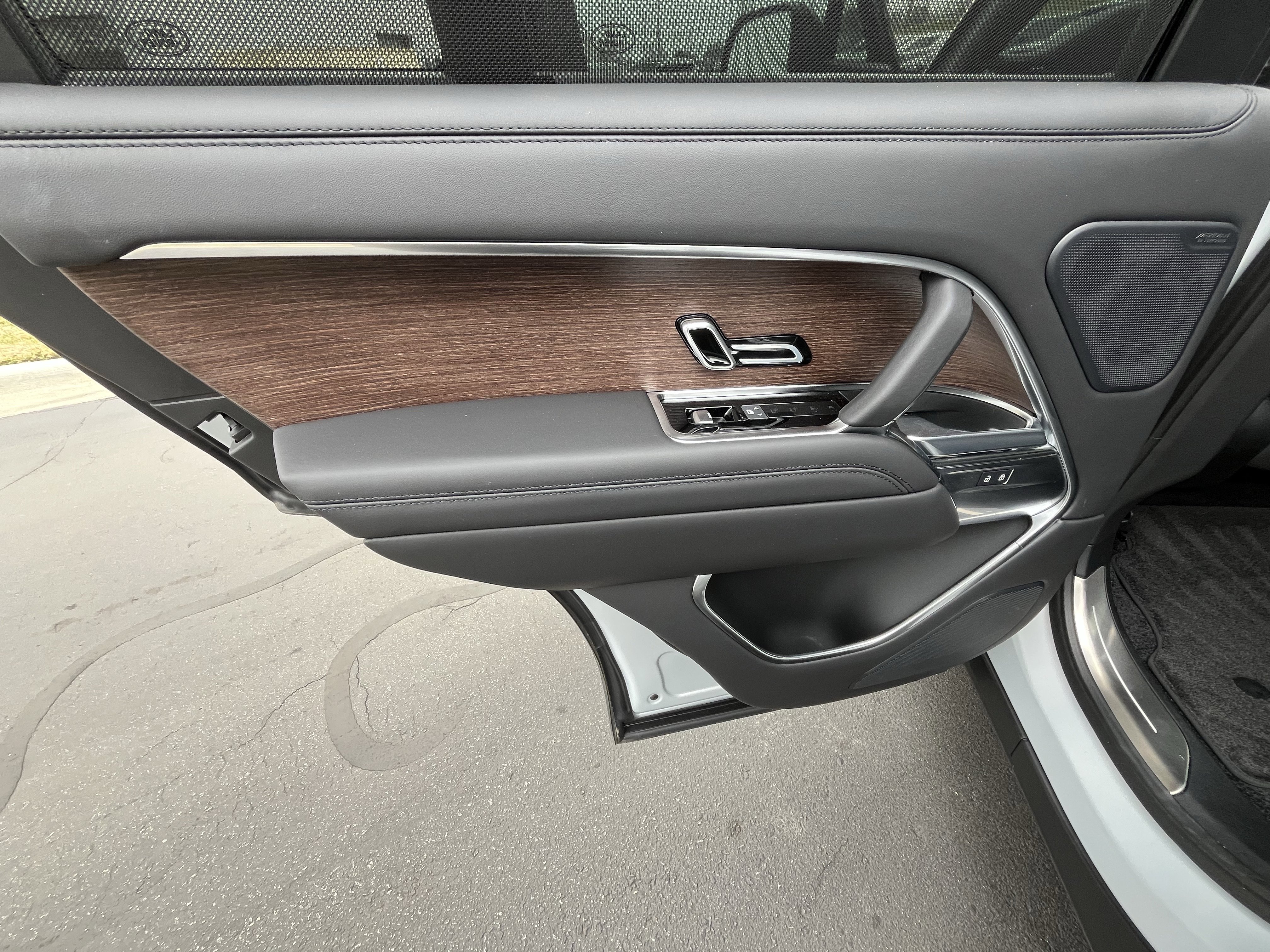 Certified 2025 Land Rover Range Rover SE image 28