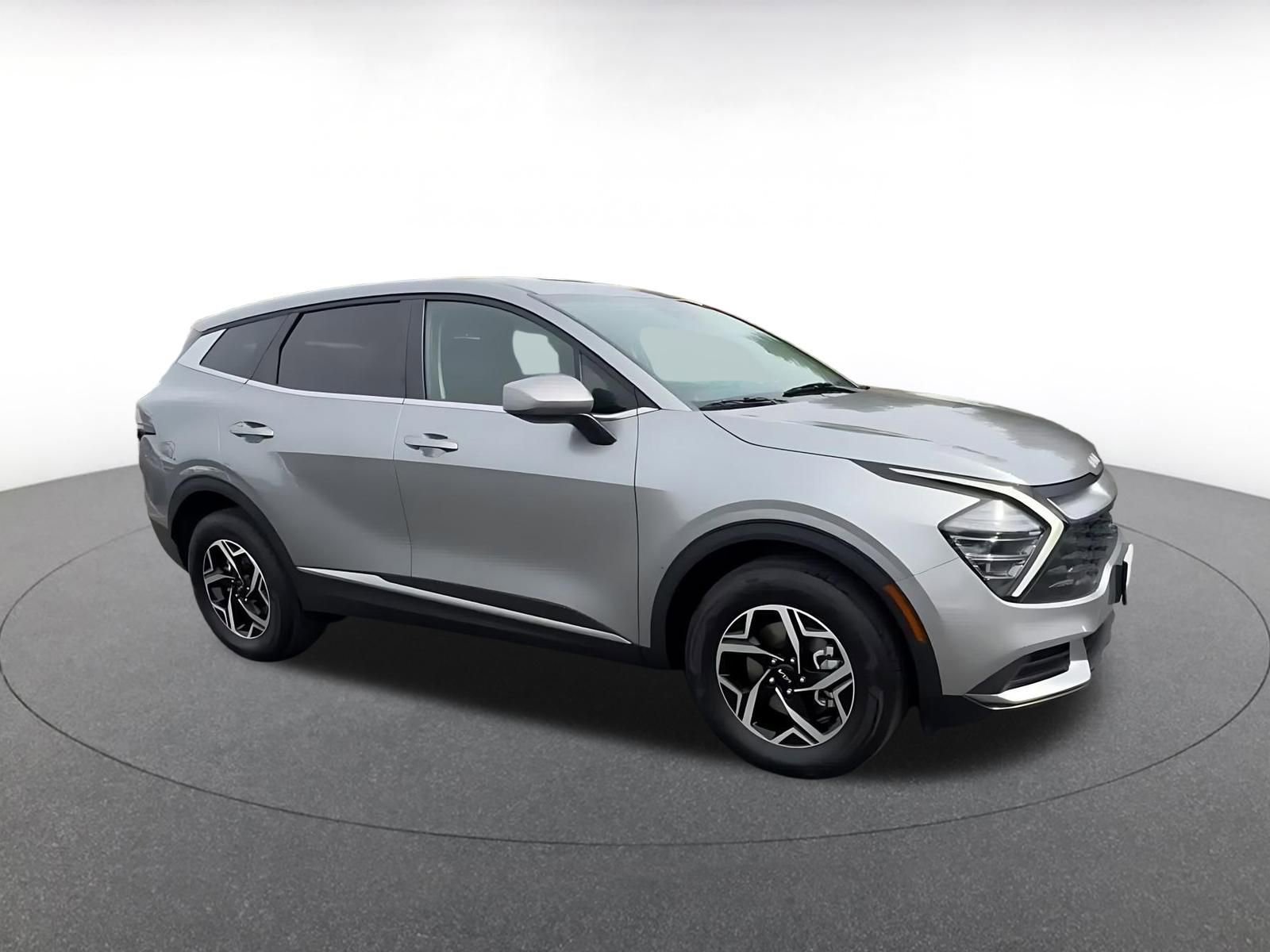 Used 2025 Kia Sportage LX image 2
