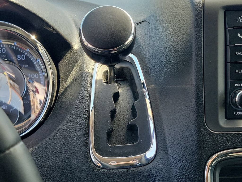 Used 2012 Chrysler Town & Country Touring FWD image 10