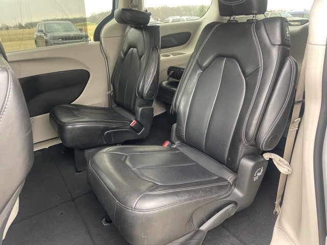 Used 2024 Chrysler Pacifica Touring-L image 9