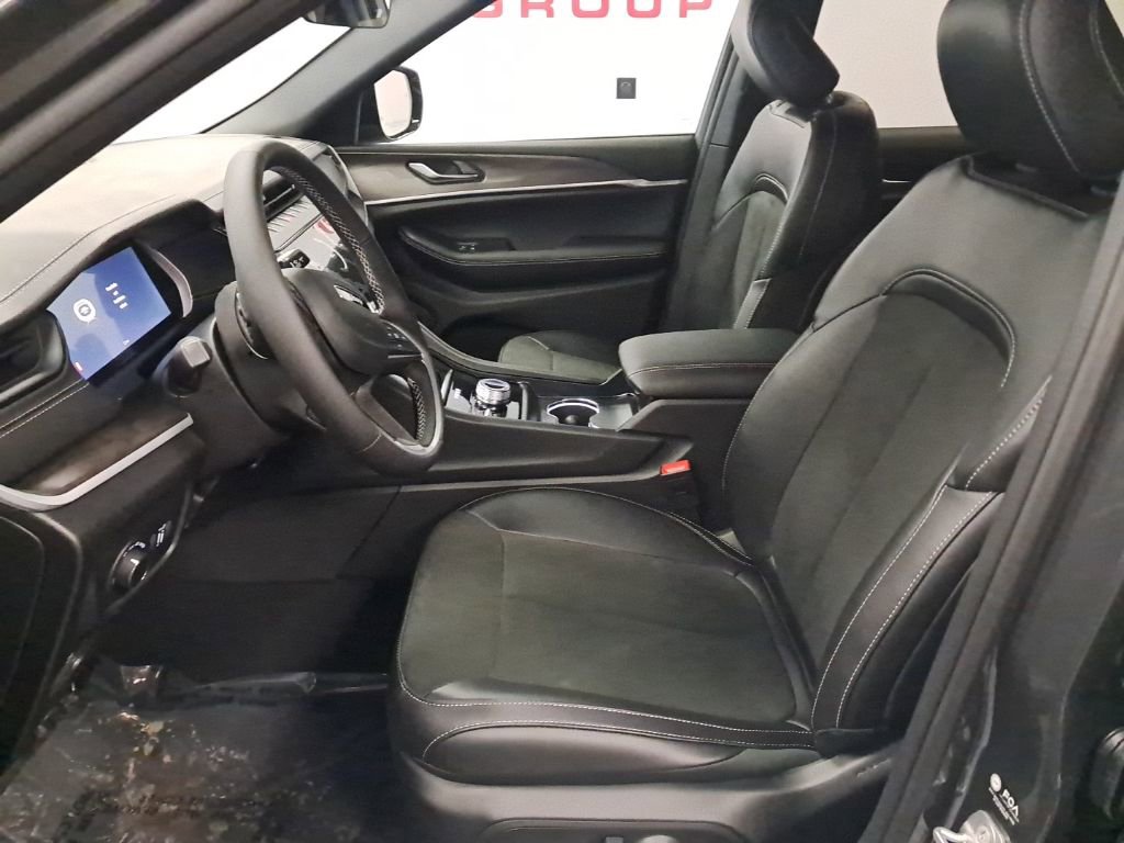 New 2026 Jeep Grand Cherokee Altitude image 7