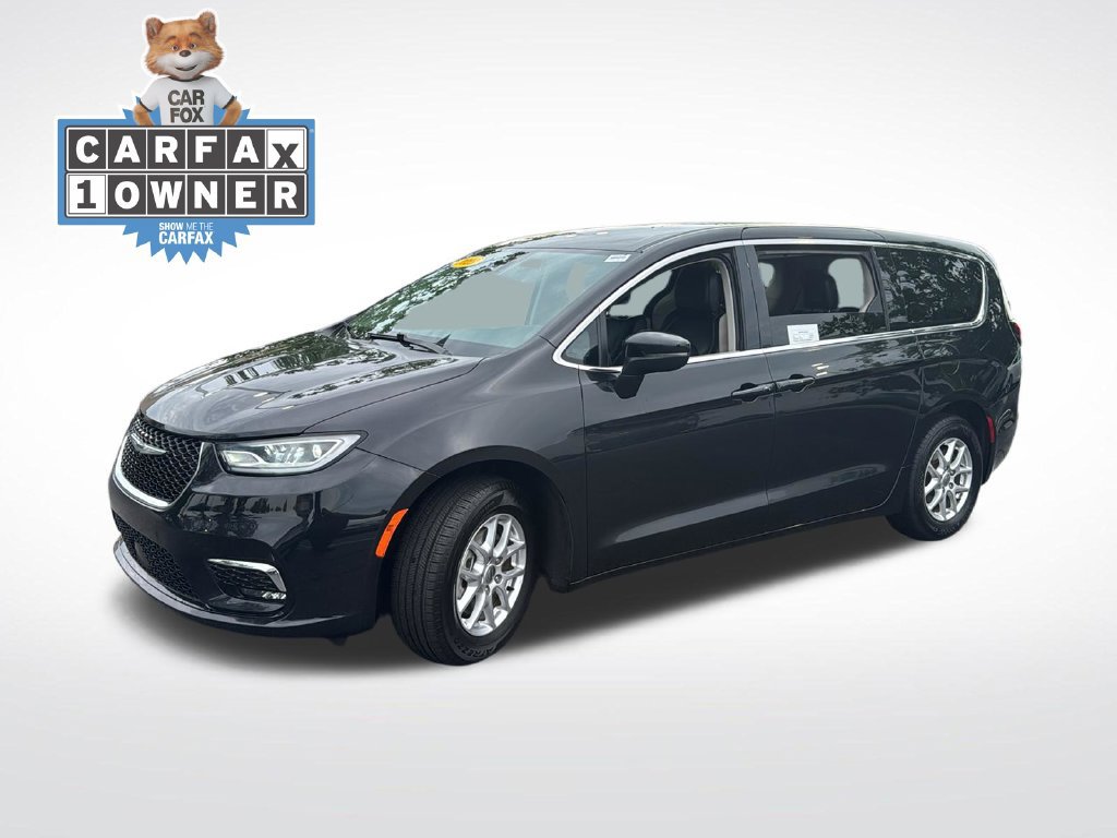 Used 2023 Chrysler Pacifica Touring-L FWD image 3
