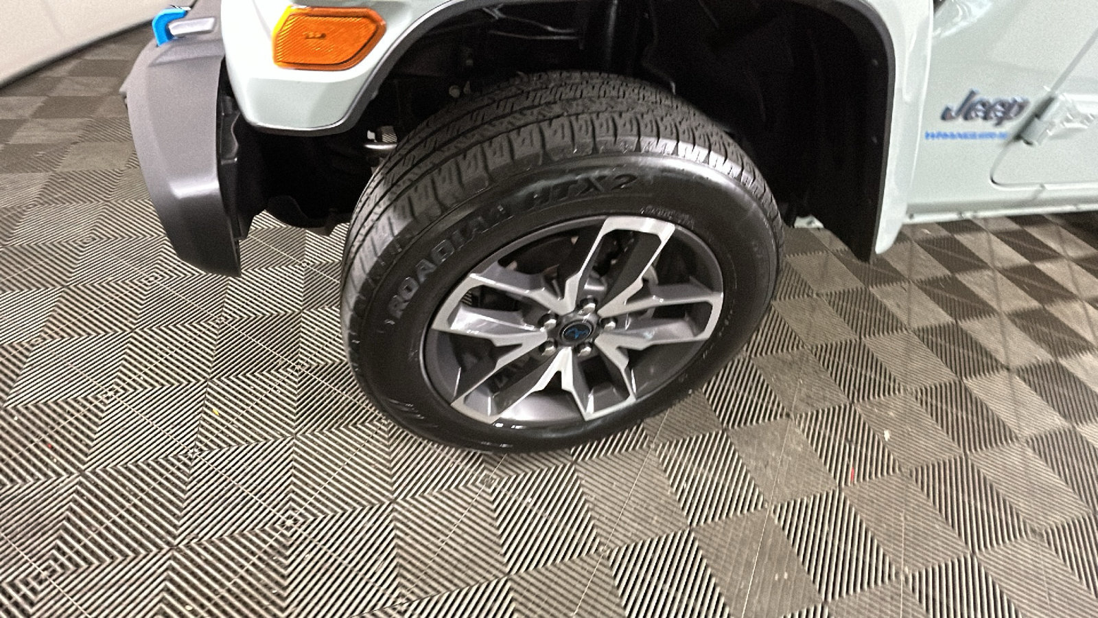 Used 2024 Jeep Wrangler Unlimited w/ Convenience Group AWD/4WD image 10