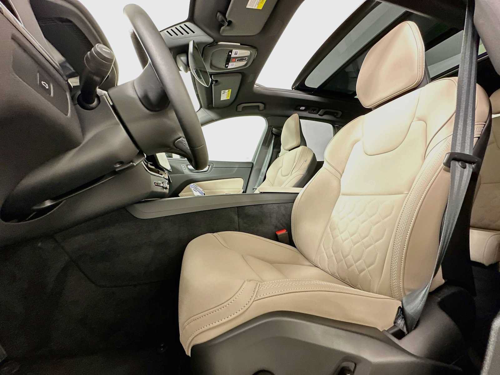 New 2026 Volvo XC60 B5 Plus w/ Climate Package PRO AWD/4WD image 18