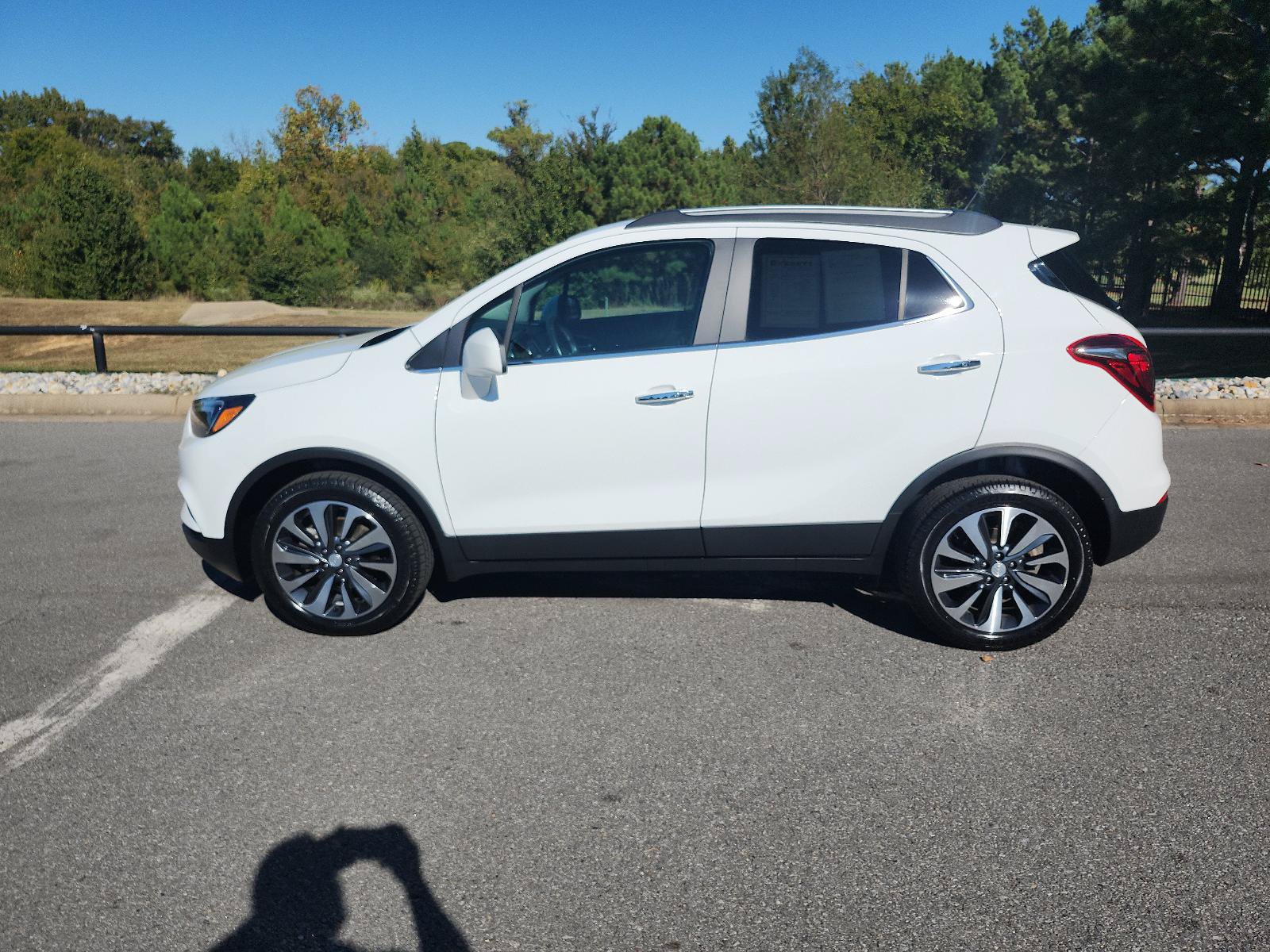 Used 2022 Buick Encore Preferred AWD/4WD image 2