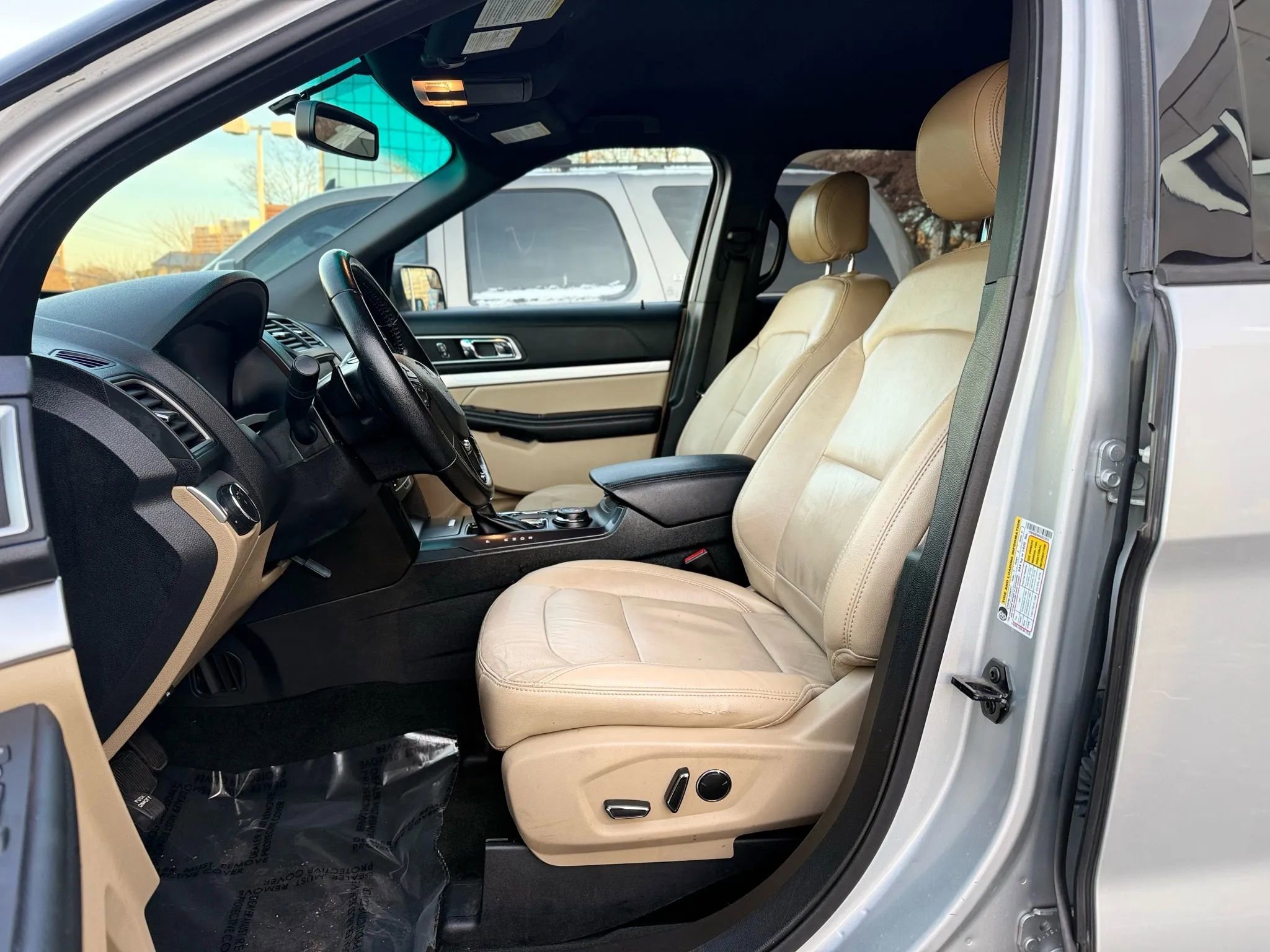 Used 2016 Ford Explorer XLT w/ Equipment Group 202A image 10