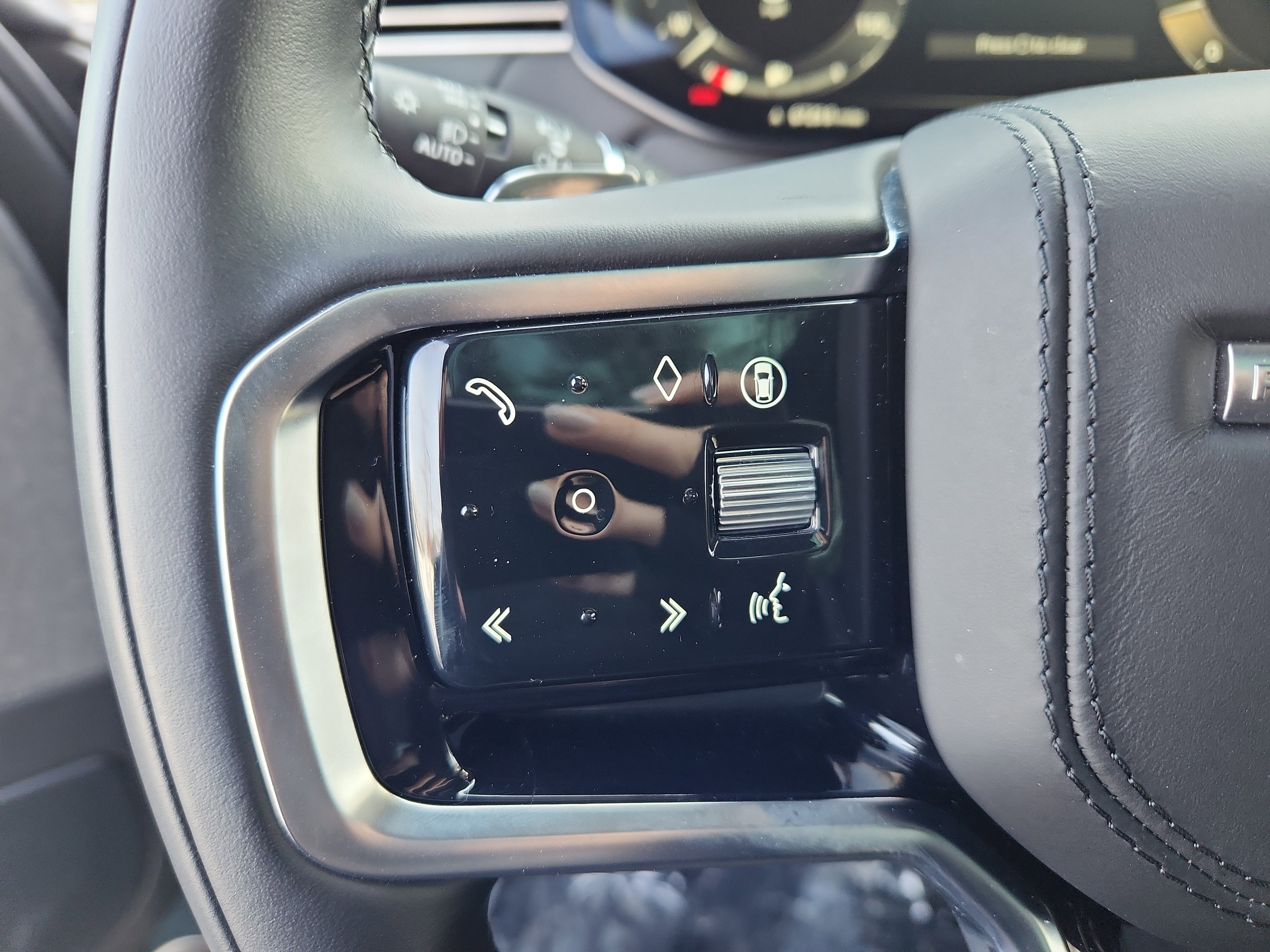 Used 2025 Land Rover Range Rover Sport SE image 19