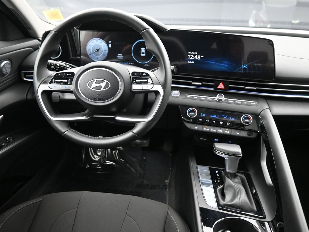 Certified 2025 Hyundai Elantra SEL image 19