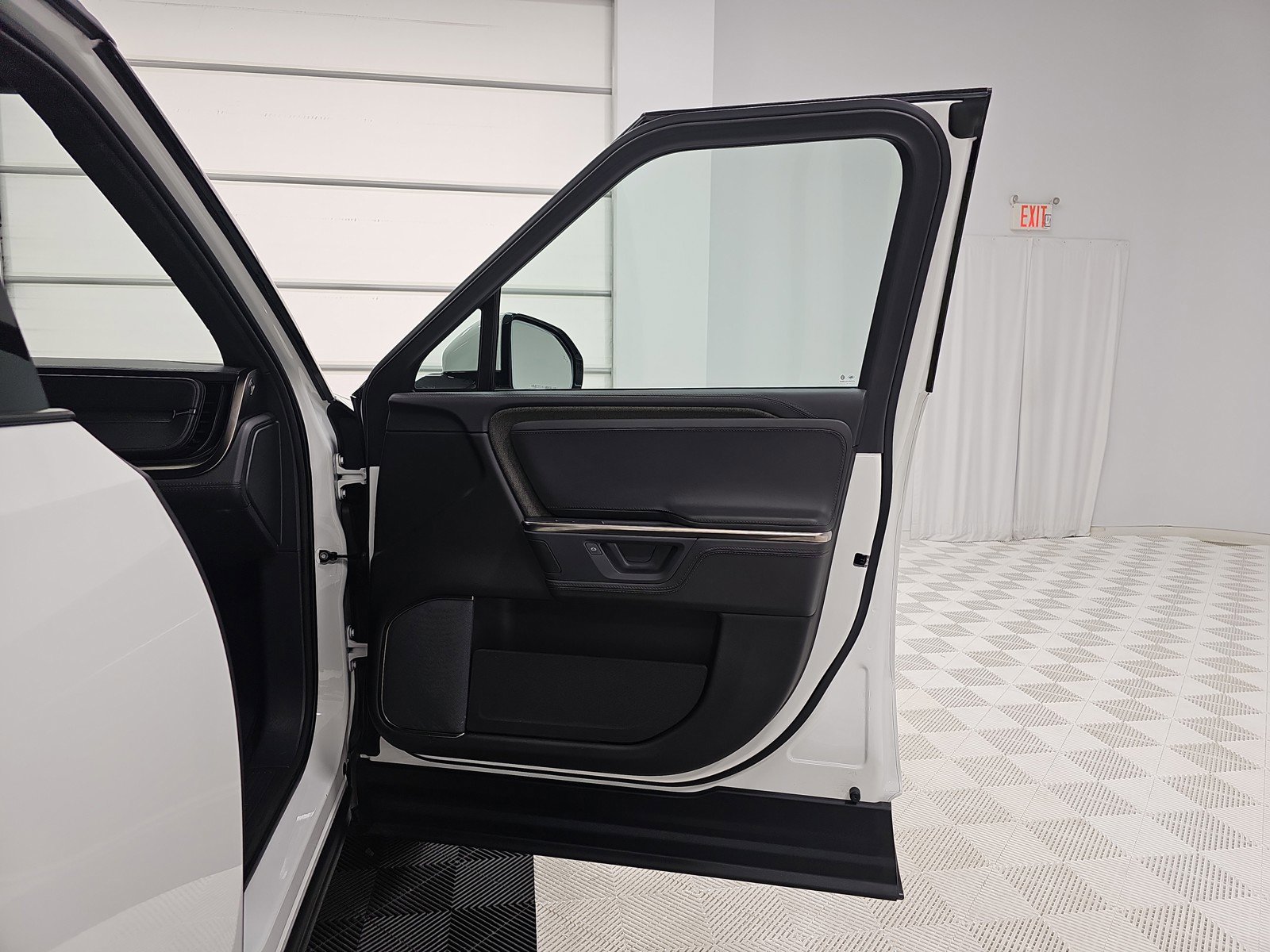 Used 2025 Rivian R1S Adventure image 18