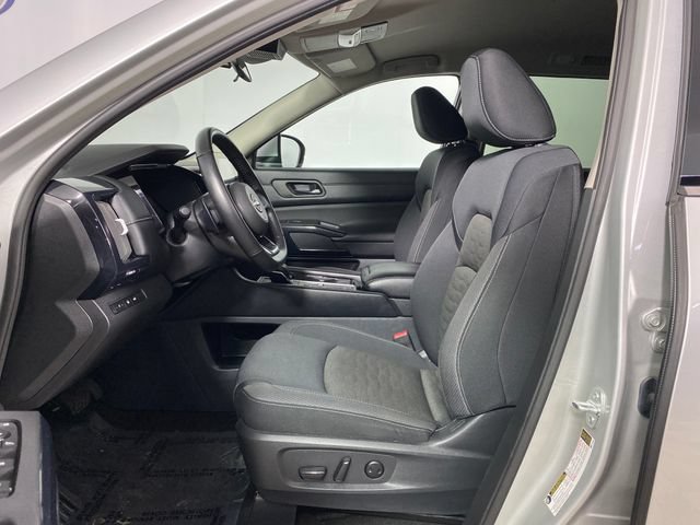 Used 2025 Nissan Pathfinder SV FWD image 11