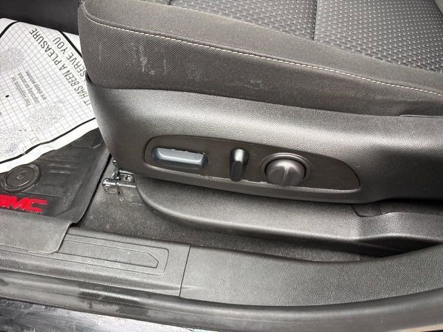 Used 2023 GMC Acadia SLE image 12