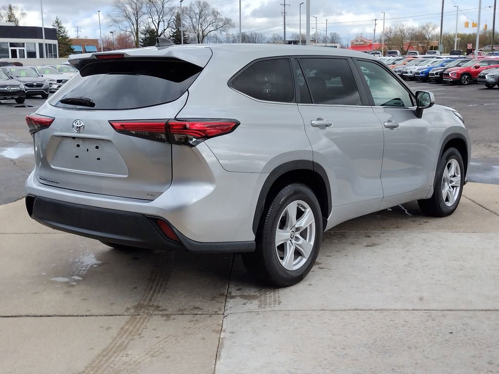 Used 2023 Toyota Highlander LE FWD image 18