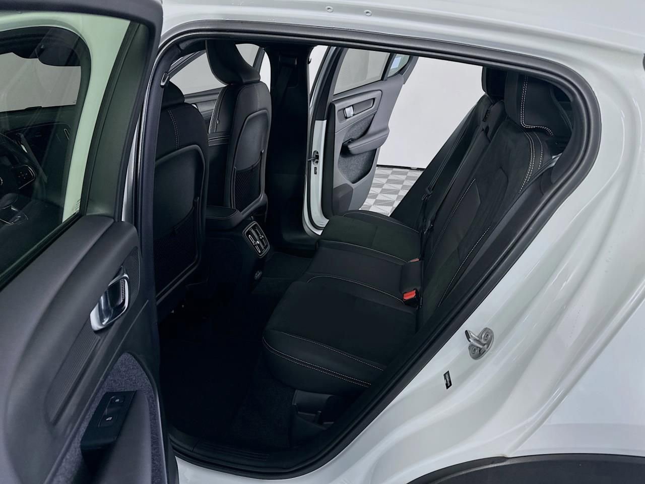 Used 2023 Volvo C40 P8 Recharge Ultimate image 33