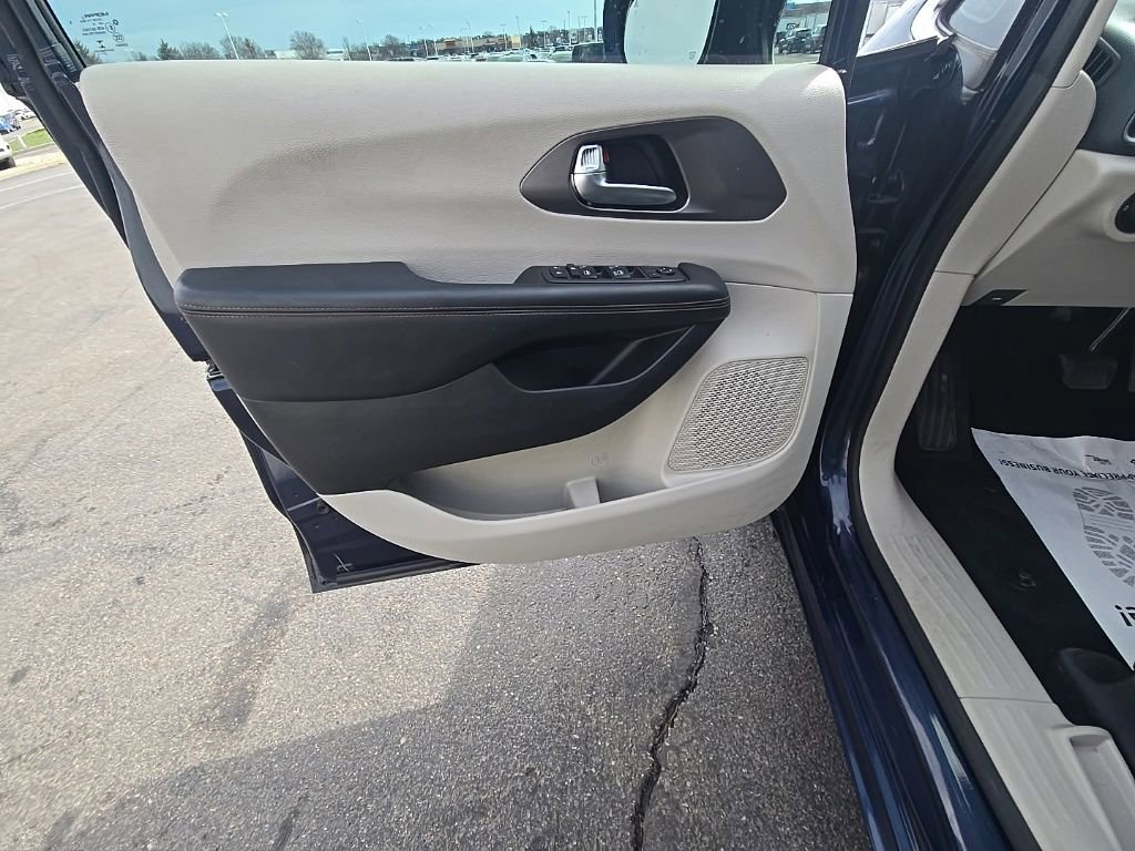 Used 2020 Chrysler Pacifica Touring w/ Advanced Safetytec Group image 11