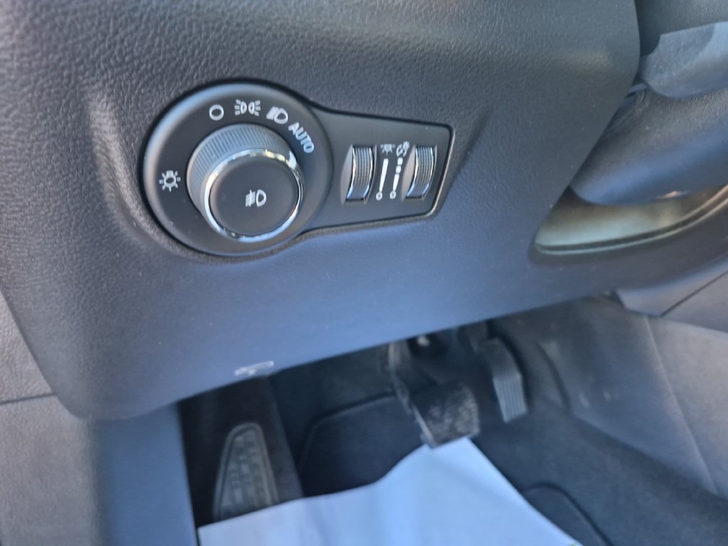 Used 2024 Jeep Compass Latitude w/ Convenience Group AWD/4WD image 17