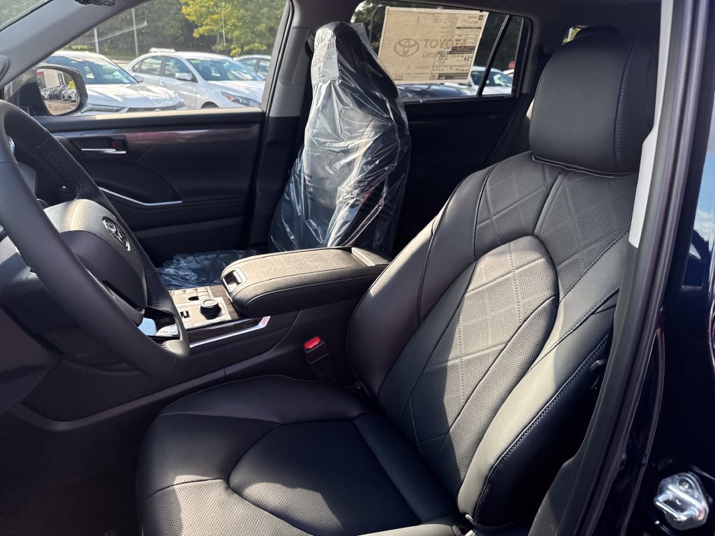 New 2026 Toyota Highlander Platinum AWD/4WD image 14