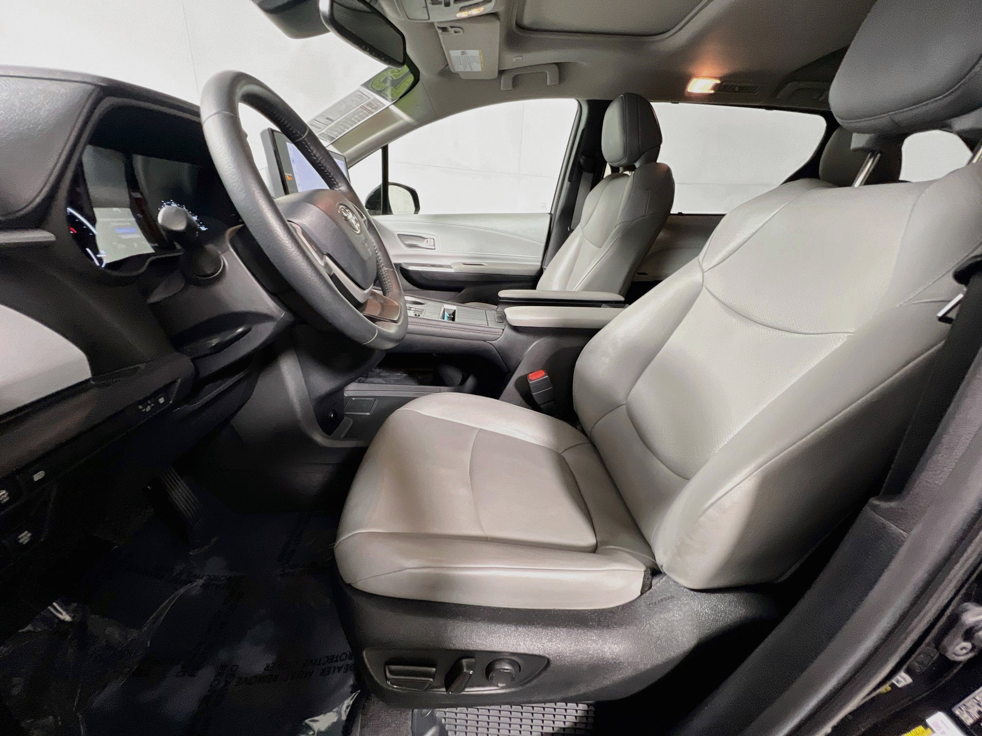 Used 2025 Toyota Sienna XLE FWD image 15