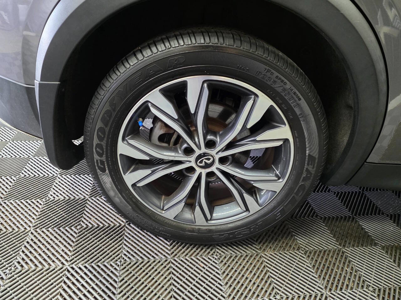 Used 2017 INFINITI QX30 Premium w/ Navigation Package image 35