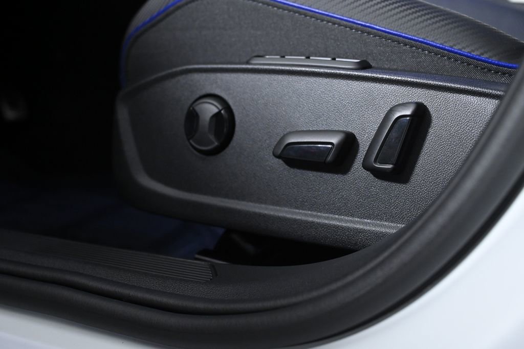 Used 2024 Volkswagen Golf R image 27