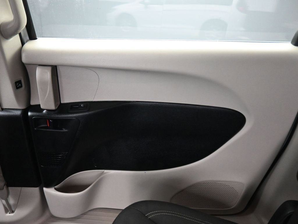 Used 2023 Chrysler Voyager LX image 35