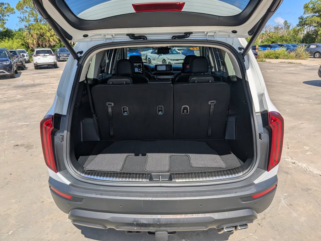 Certified 2022 Kia Telluride SX w/ Towing Package FWD image 12