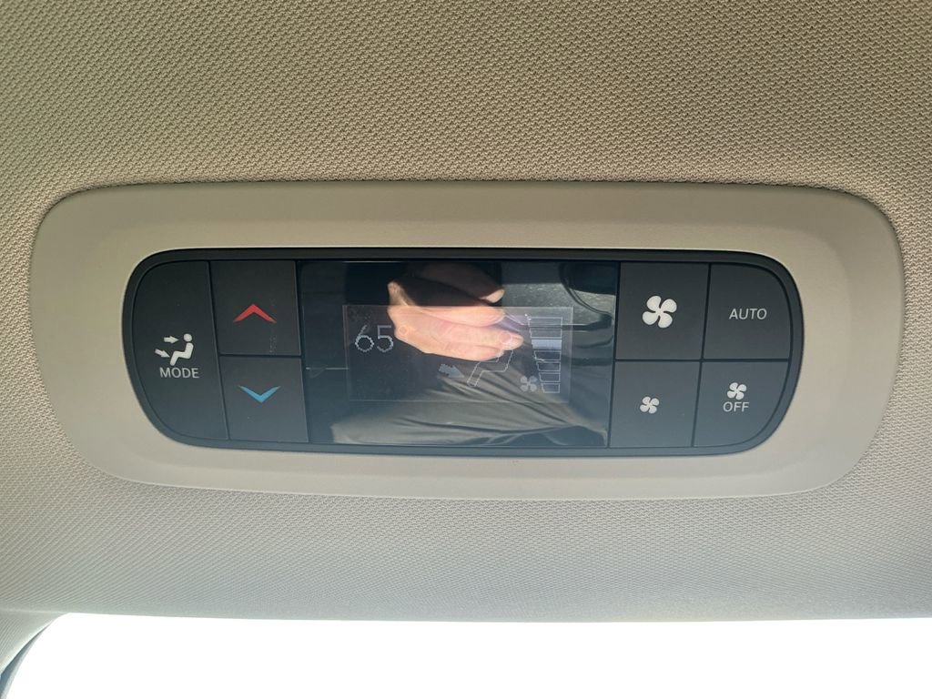 Used 2024 Chrysler Pacifica Select image 19