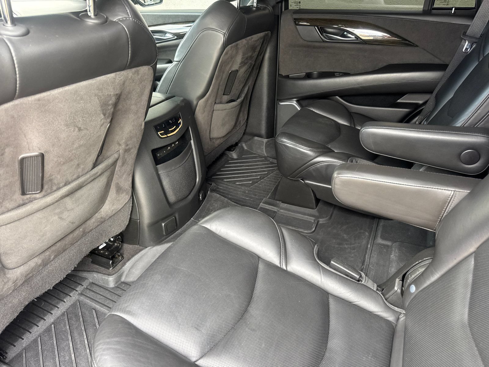 Used 2020 Cadillac Escalade Platinum w/ Escalade Sport Edition AWD/4WD image 14