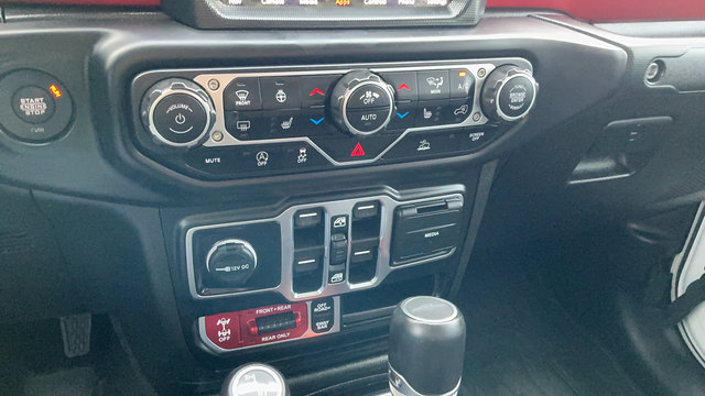 Used 2023 Jeep Gladiator Rubicon w/ LED Lighting Group AWD/4WD image 17