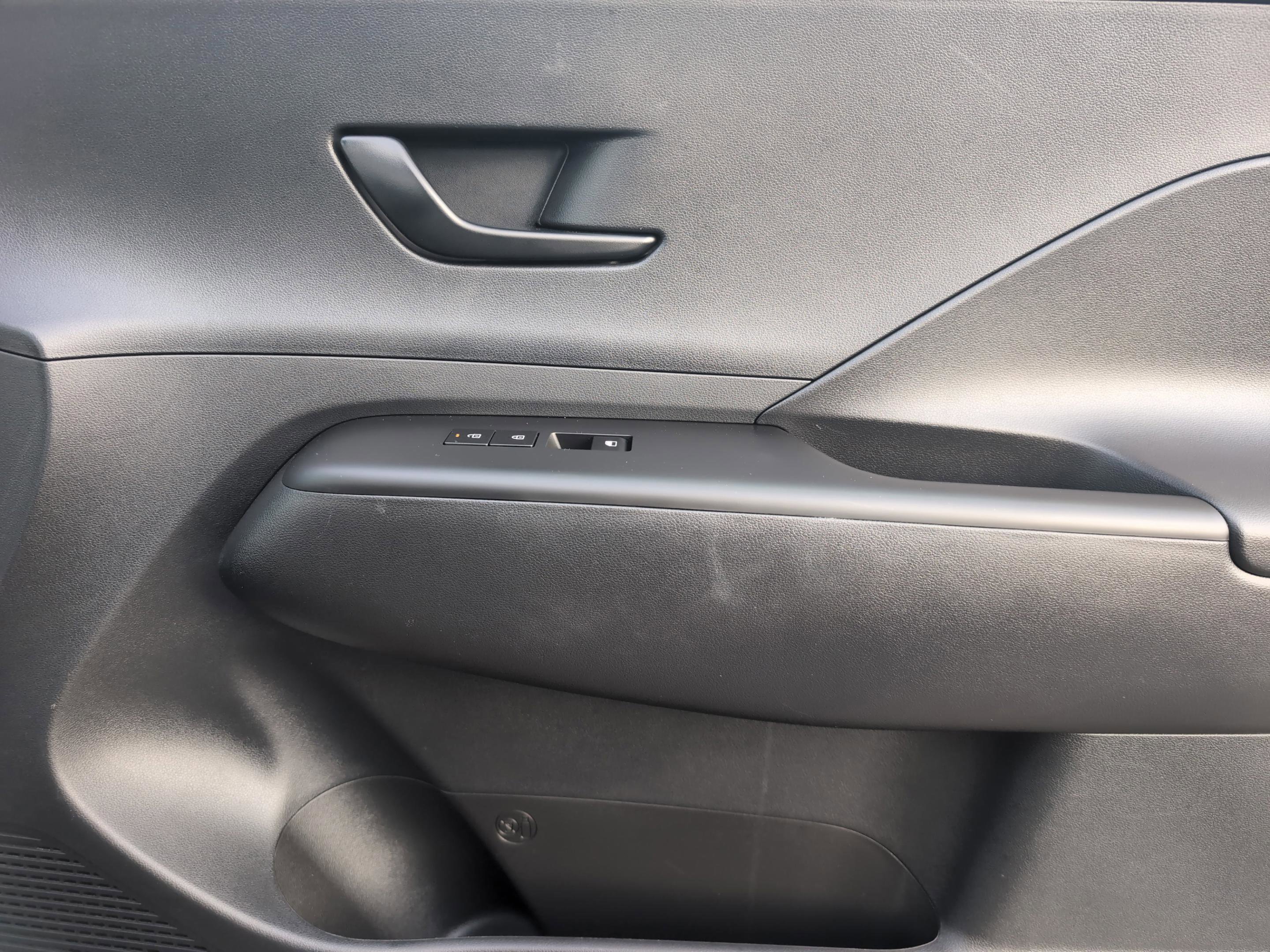 Used 2025 Hyundai Kona SE image 23