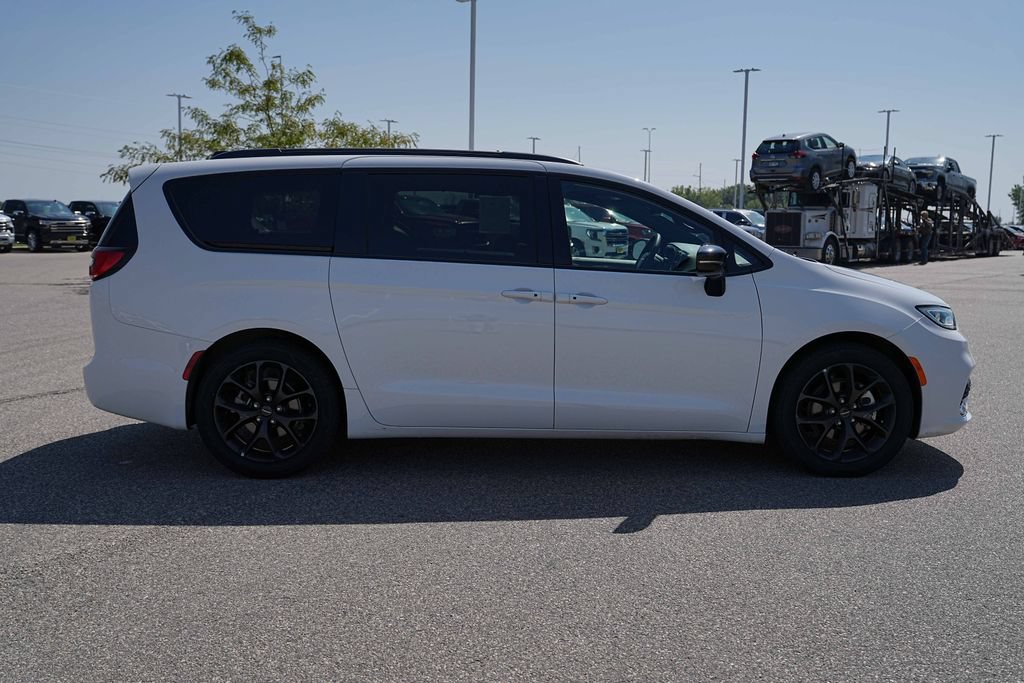 Used 2025 Chrysler Pacifica Limited FWD image 5