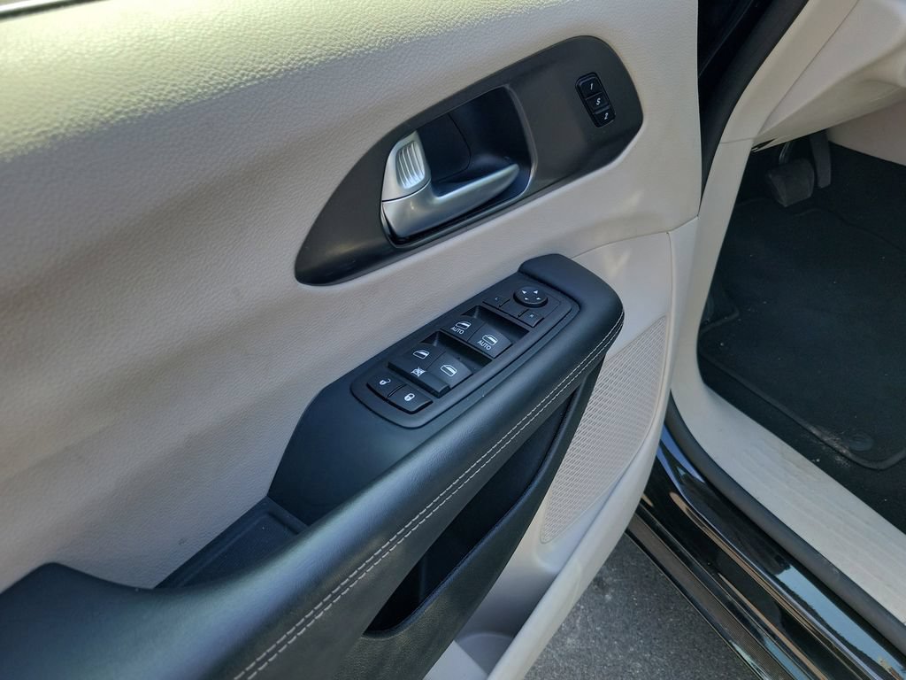 Used 2024 Chrysler Pacifica Limited FWD image 14
