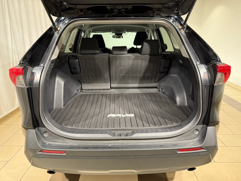 Used 2021 Toyota RAV4 LE image 11