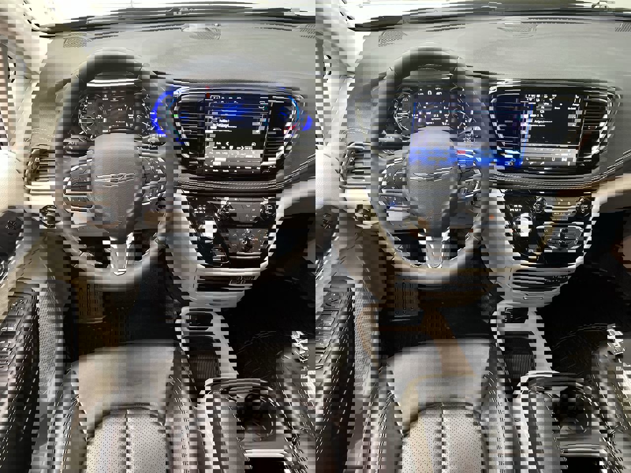 Used 2023 Chrysler Pacifica Touring-L image 13