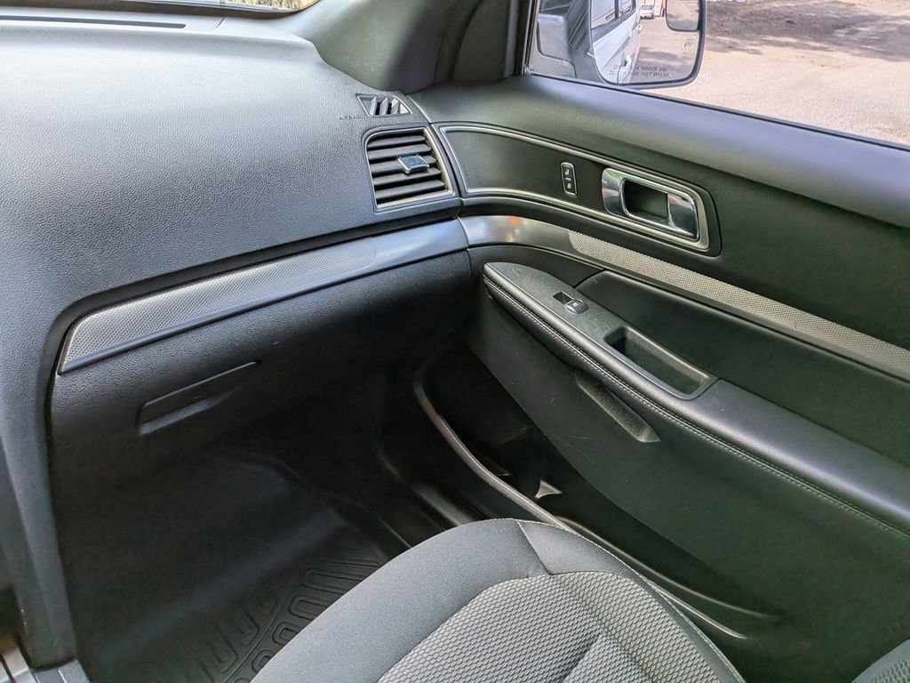 Used 2018 Ford Explorer XLT FWD image 19