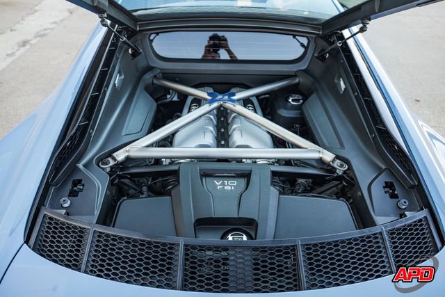 Used 2018 Audi R8 V10 w/ Premium Package image 28