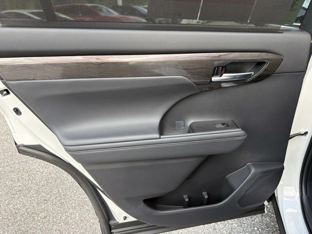 New 2026 Toyota Highlander Platinum AWD/4WD image 13