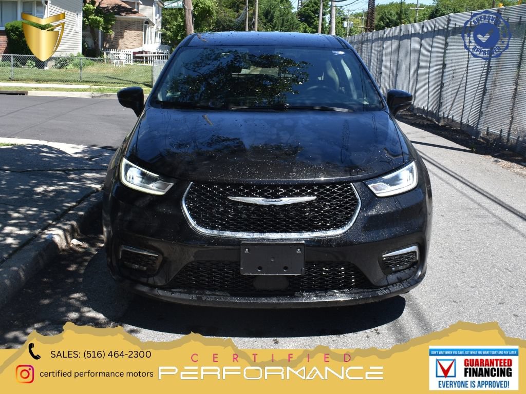 Used 2024 Chrysler Pacifica Touring-L FWD image 1