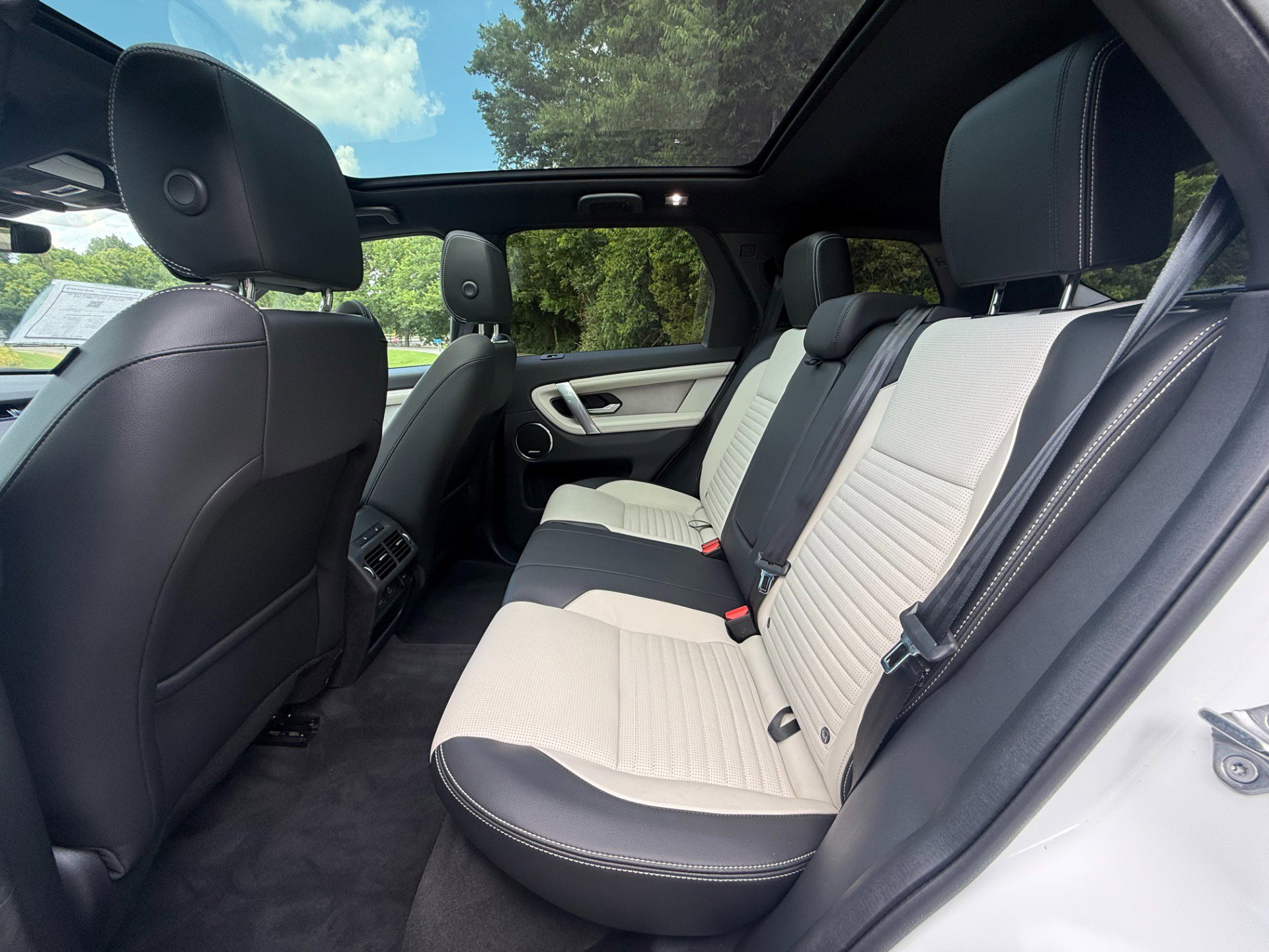 Used 2024 Land Rover Discovery Sport Dynamic SE image 22