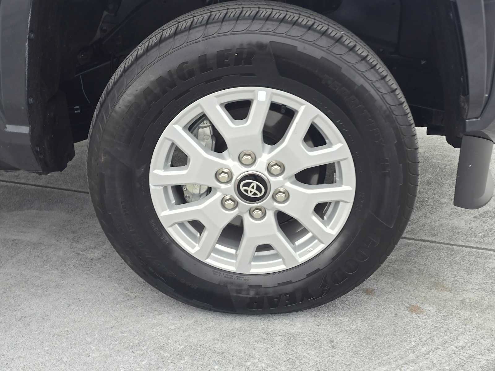 Used 2025 Toyota Tacoma SR5 AWD/4WD image 9