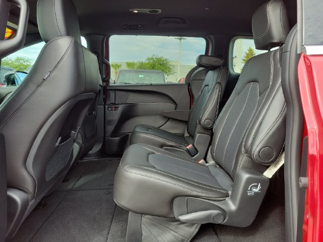 Used 2025 Chrysler Voyager LX FWD image 10