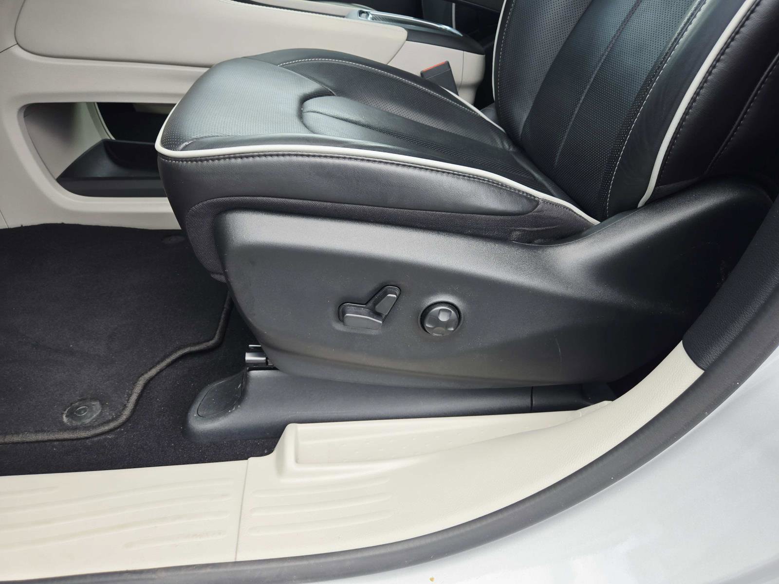 Used 2024 Chrysler Pacifica Limited image 44