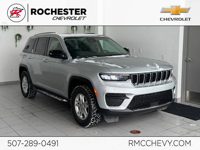 Used 2023 Jeep Grand Cherokee Laredo image 1