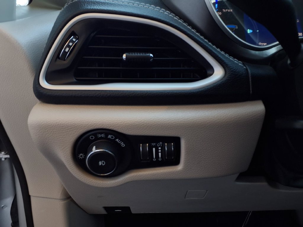 Used 2024 Chrysler Pacifica Limited FWD image 14