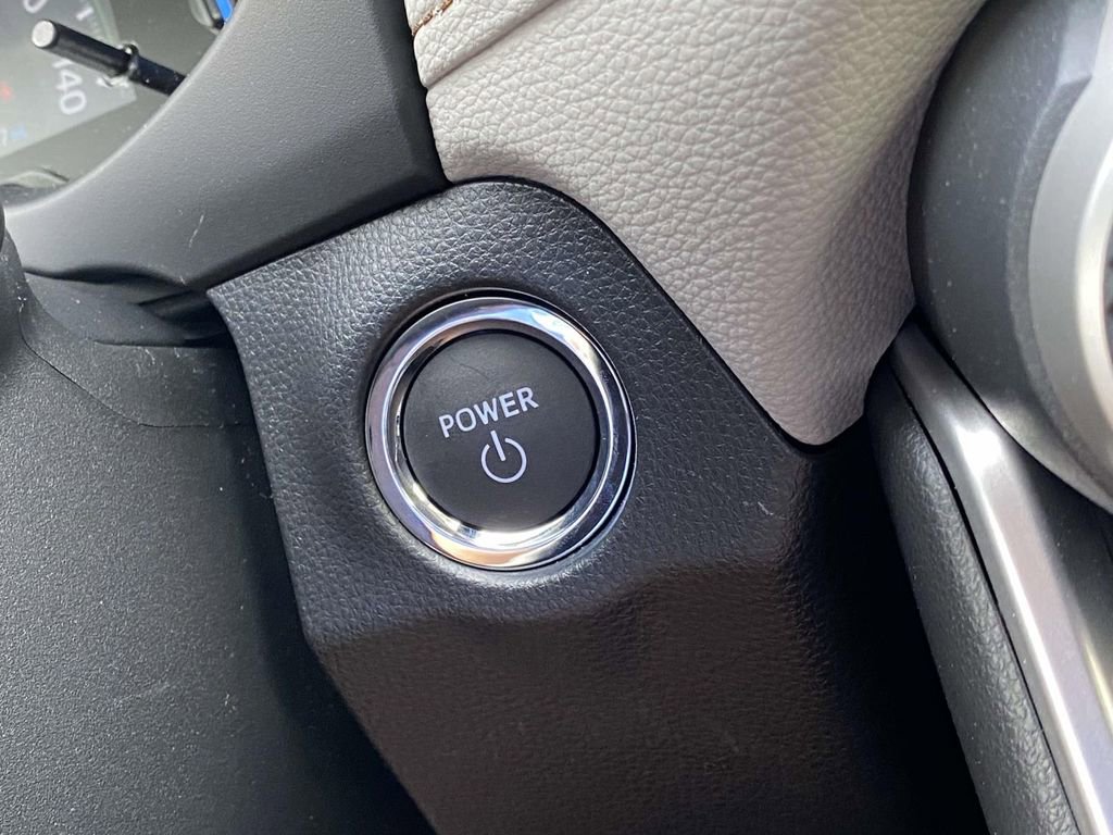 Used 2025 Toyota RAV4 XLE AWD/4WD image 18