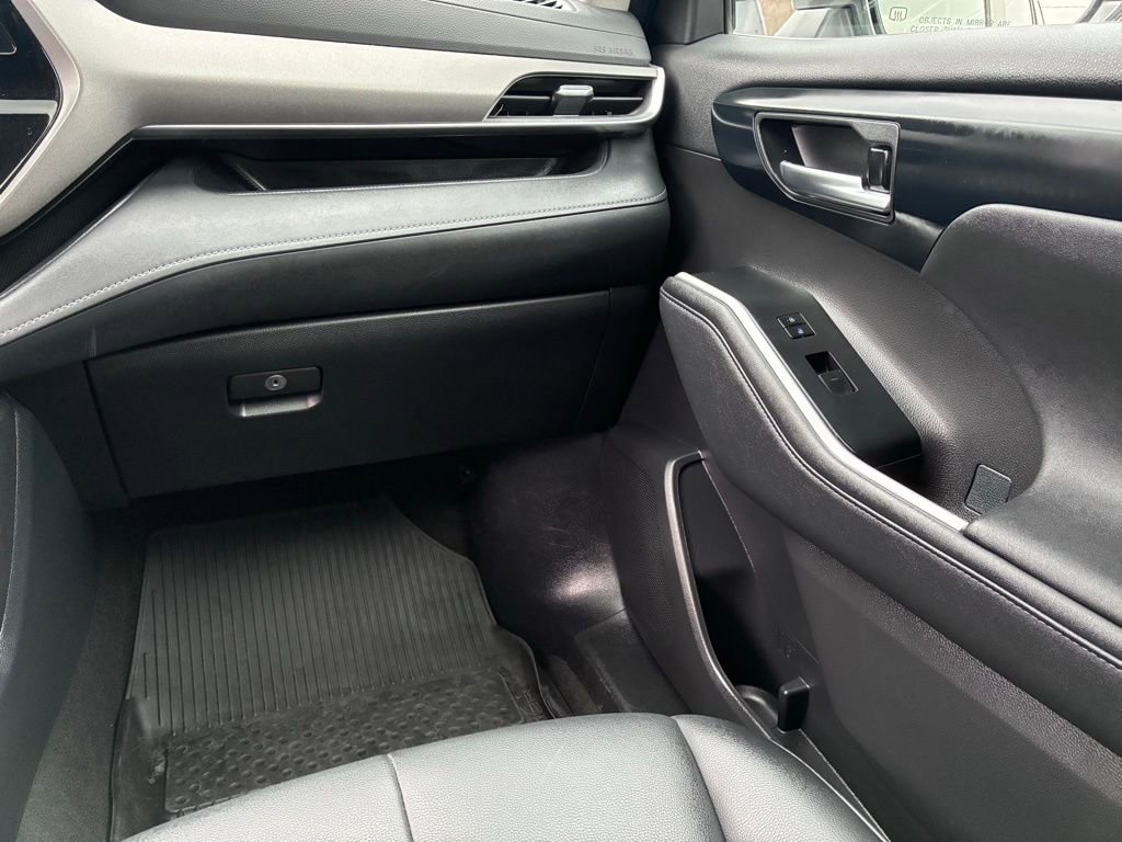 Used 2023 Toyota Highlander XLE AWD/4WD image 35