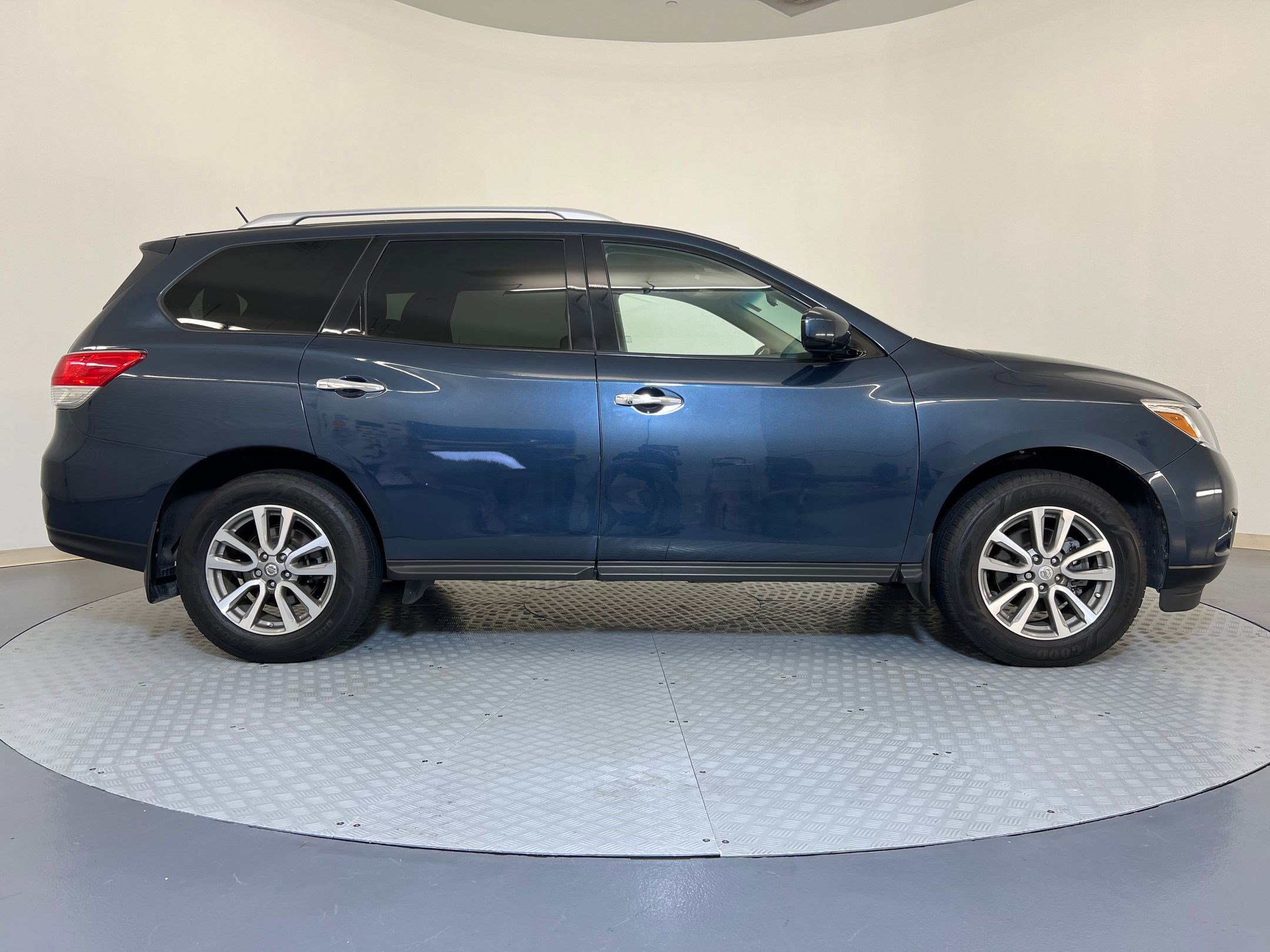 Used 2013 Nissan Pathfinder SV image 7