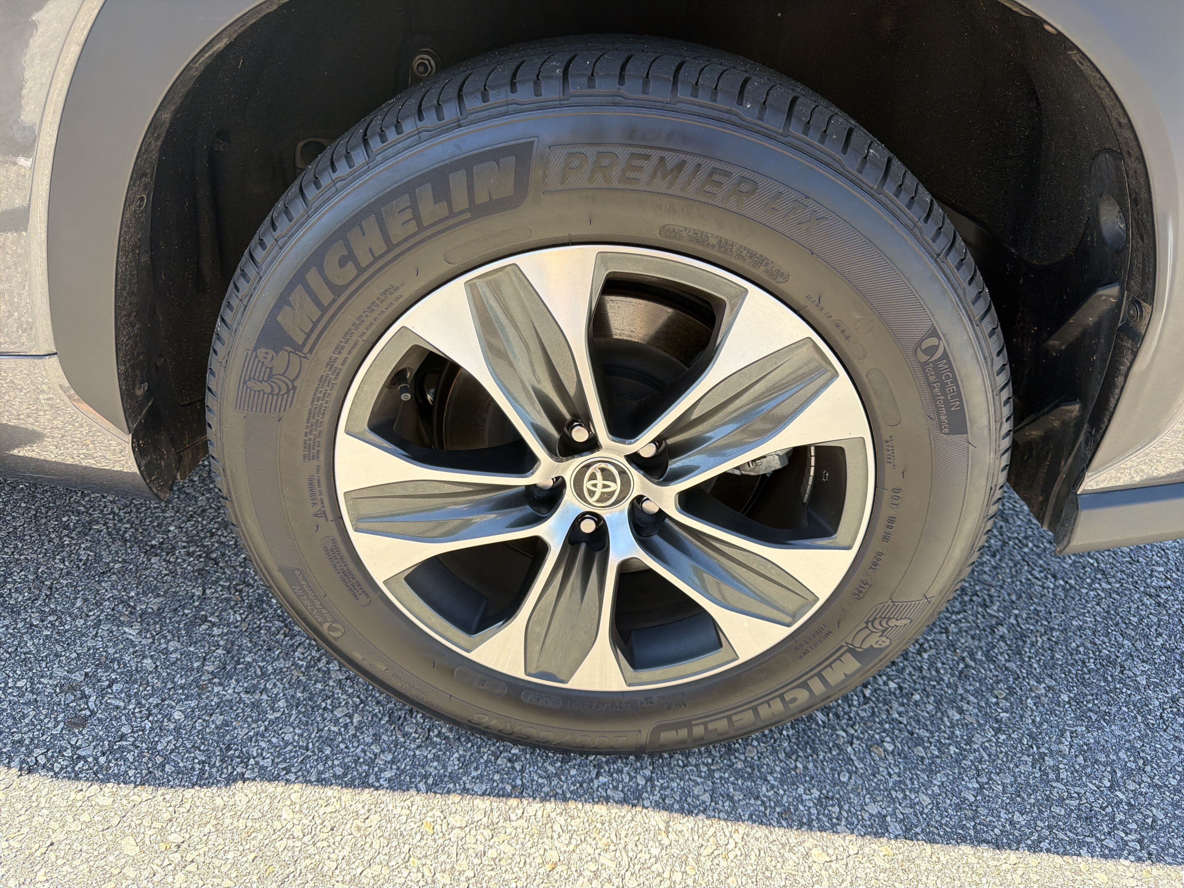Certified 2025 Toyota Highlander XLE FWD image 29