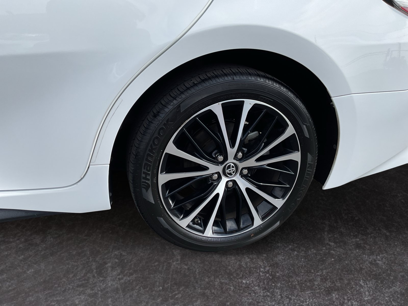 Used 2019 Toyota Camry SE FWD image 9